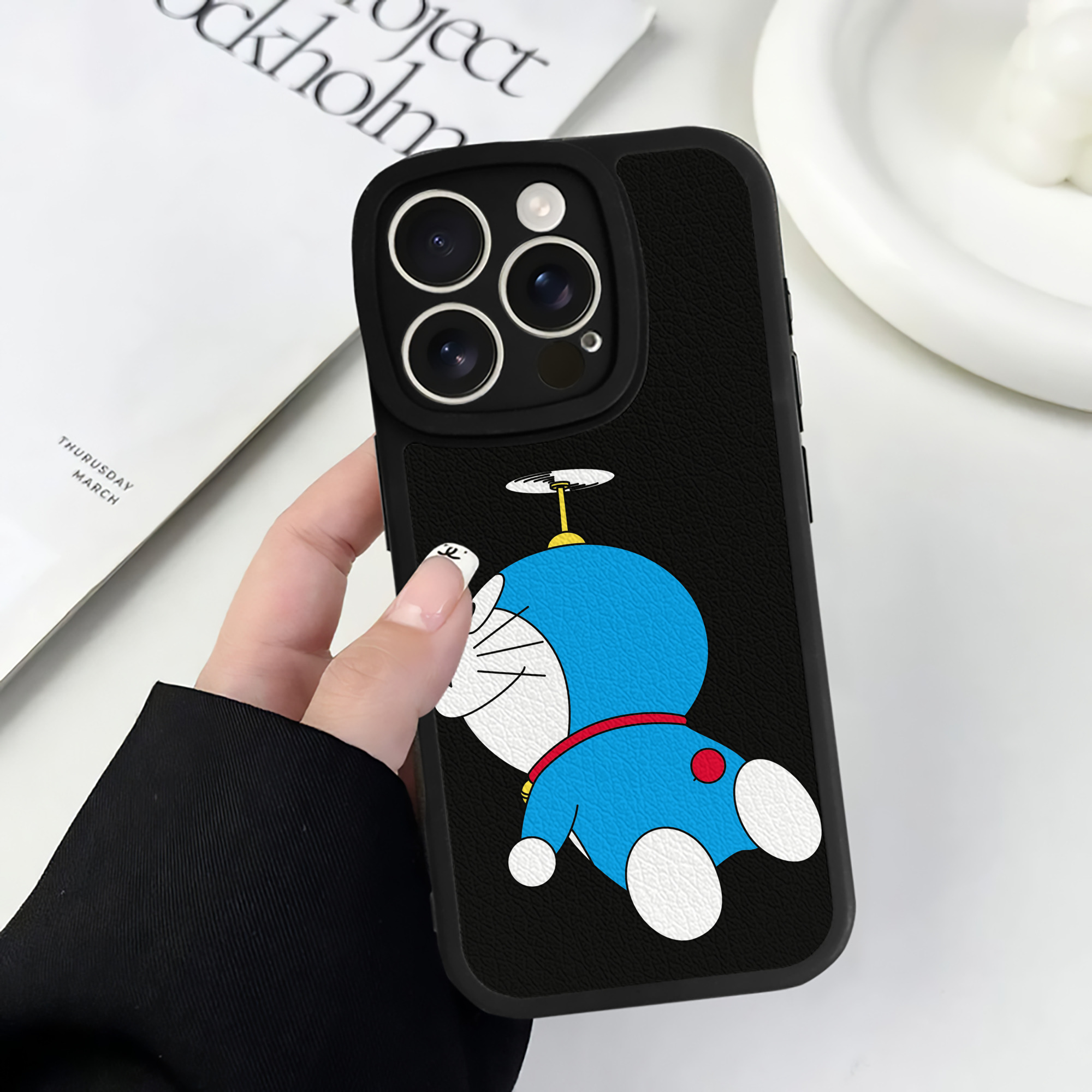 （画像用） ドラえもん Doraemon 【iPhone 16シリーズ対応】シリコンスマホケース（レザー調） 材質：シリコン